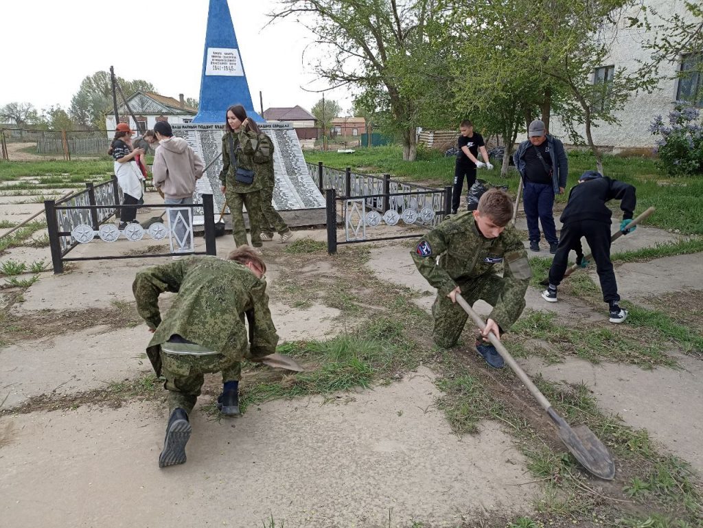Астраханские патриоты Володарского района провели субботник у памятника воинам – землякам, погибшим в годы ВОВ